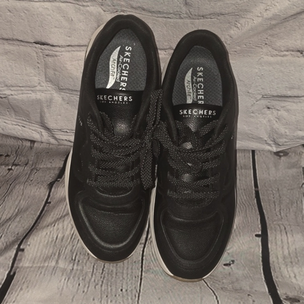 Skechers Air Cooled Arch Fit, Sz 9.5 Sneaker